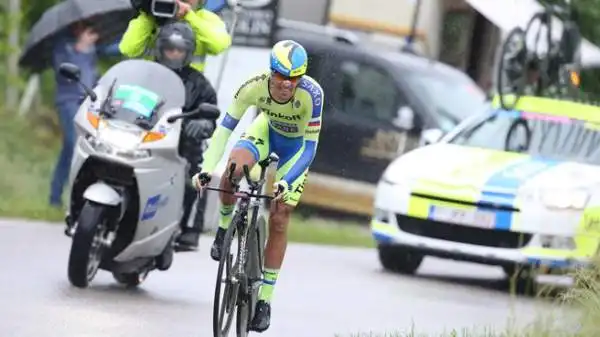 Alberto Contador sfodera una splendida performance nella cronometro valida per la quattordicesima tappa del Giro d'Italia e si riprende la maglia rosa.