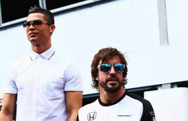 Il portoghese è andato a trovare Fernando Alonso ai box della McLaren in compagnia della modella inglese.