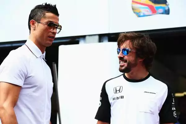 Il portoghese è andato a trovare Fernando Alonso ai box della McLaren in compagnia della modella inglese.