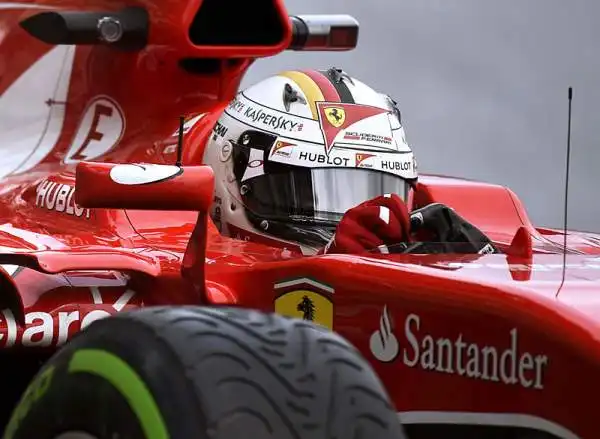 Hamilton, dopo aver dominato le prime libere, conquista il primato anche nella seconda sessione, alle sue spalle terminano il compagno di scuderia Rosberg e la Ferrari di Vettel. Subito fuori dal podi