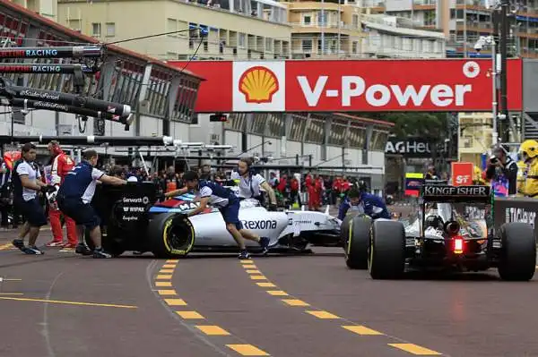 Hamilton, dopo aver dominato le prime libere, conquista il primato anche nella seconda sessione, alle sue spalle terminano il compagno di scuderia Rosberg e la Ferrari di Vettel.