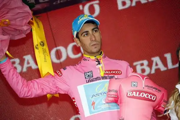 Doveva essere una tappa interlocutoria per velocisti ed invece al Giro d'Italia, complice la pioggia, è successo di tutto.