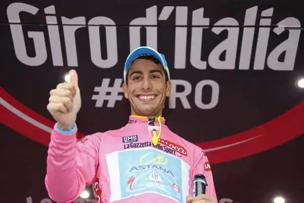 A 3,3 km dall'arrivo però una caduta di gruppo è costata la maglia rosa ad Alberto Contador.