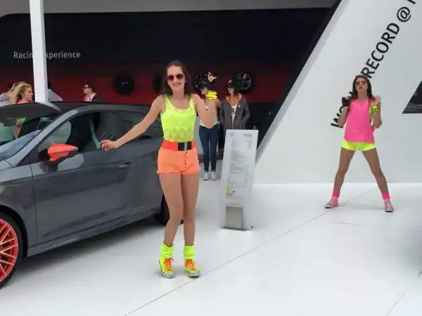 Nell'evento voluto da Volkswagen non sono mancate le bellissime ragazze, dentro e fuori le vetture della casa tedesca.