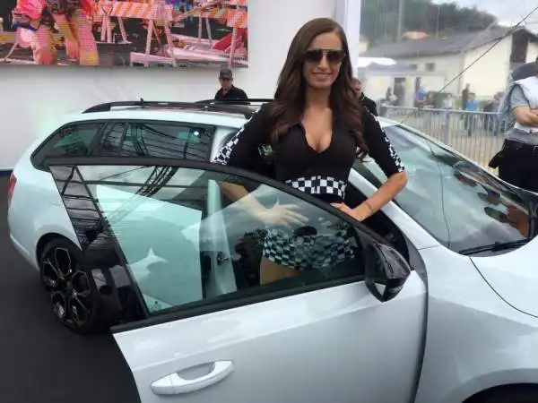 Nell'evento voluto da Volkswagen non sono mancate le bellissime ragazze, dentro e fuori le vetture della casa tedesca.