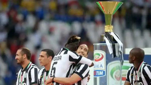 Al termine di Juventus-Napoli i bianconeri - chiamati e osannati uno a uno - vengono premiati con la medaglia e con la consegna dello scudetto, con festa annessa.