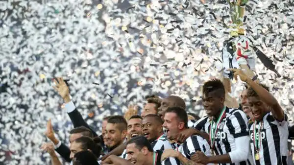 Al termine di Juventus-Napoli i bianconeri - chiamati e osannati uno a uno - vengono premiati con la medaglia e con la consegna dello scudetto, con festa annessa.