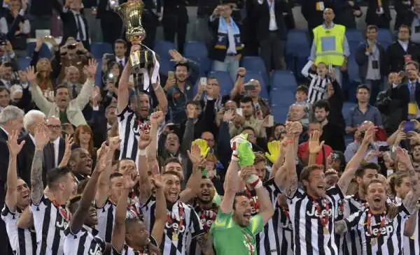 La Juve gode: dopo vent'anni torna a sollevare la Coppa Italia. E' la numero 10 della sua storia: dalla prossima stagione potrà essere il primo club dello Stivale ad esporre la stella d'argento.