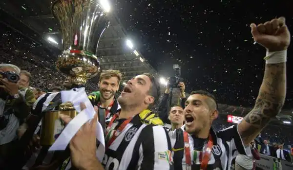 La Juve gode: dopo vent'anni torna a sollevare la Coppa Italia. E' la numero 10 della sua storia: dalla prossima stagione potrà essere il primo club dello Stivale ad esporre la stella d'argento.