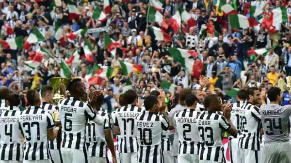 I bianconeri prima della partita, invece, hanno sfilato con la decima Coppa Italia conquistata mercoledì a spese della Lazio. Stadium in festa.