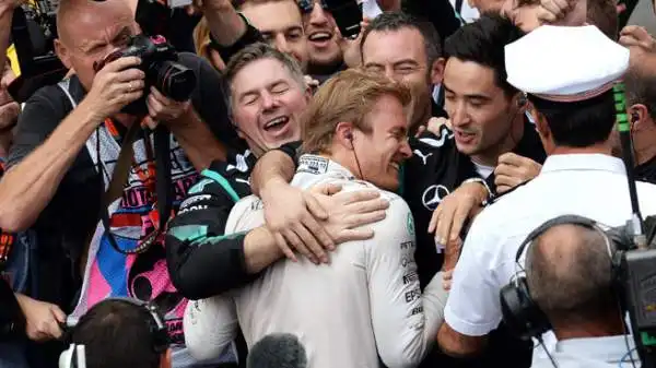 Nico Rosberg conquista un Gran Premio di Monaco ricco di colpi di scena. Il pilota tedesco trionfa grazie a un errore madornale del compagno di scuderia Lewis Hamilton.