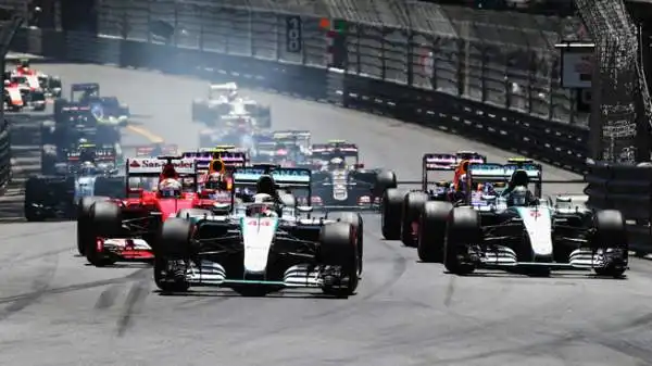 Hamilton rovina una gara dominata optando per un folle pit stop durante il regime di safety car, in pista al 64° giro dopo un incidente di Verstappen.