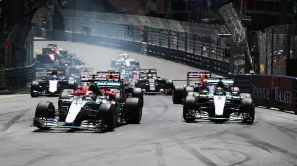 Molti optano per il pit stop, tra questi, erroneamente, anche Hamilton, che dilapida il vantaggio accumulato e rientra in terza posizione, dietro a Vettel.