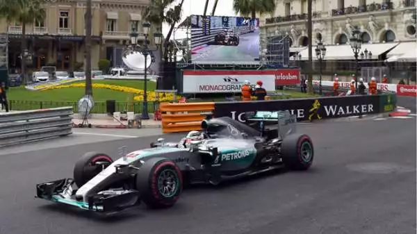 Lewis, pole a Monaco. Il pilota della Mercedes conquista la sua prima pole in carriera a Montecarlo.