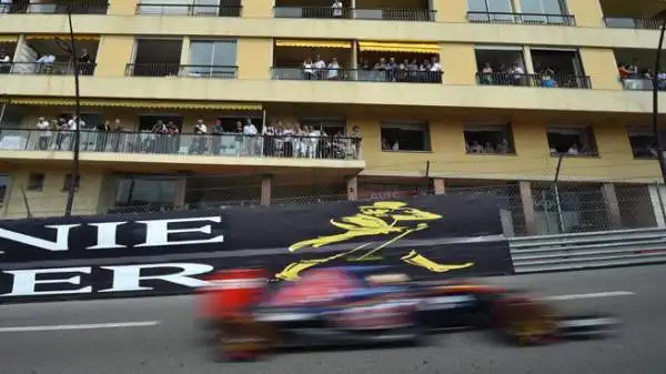 Lewis, pole a Monaco. Il pilota della Mercedes conquista la sua prima pole in carriera a Montecarlo.