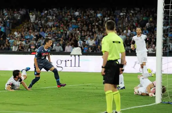 Al San Paolo una doppietta di Mertens e un gol di Gabbiadini rendono vane le due reti di Defrel. Roma a +4 e Lazio a +3, ma c'è il Derby: la Champions è ancora possibile.