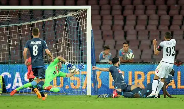 Al San Paolo una doppietta di Mertens e un gol di Gabbiadini rendono vane le due reti di Defrel. Roma a +4 e Lazio a +3, ma c'è il Derby: la Champions è ancora possibile.