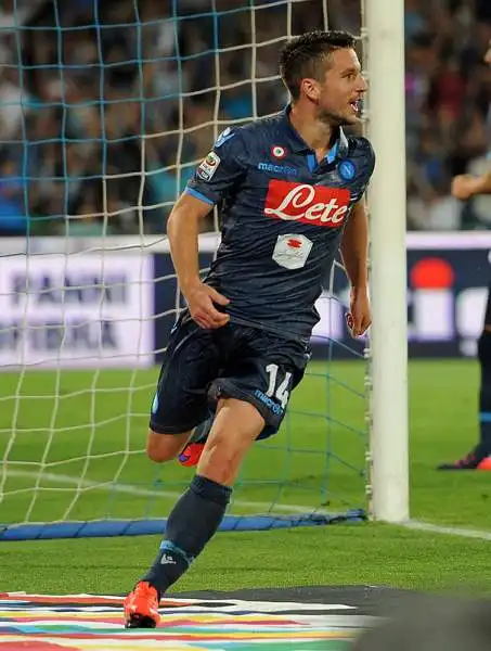 Al San Paolo una doppietta di Mertens e un gol di Gabbiadini rendono vane le due reti di Defrel. Roma a +4 e Lazio a +3, ma c'è il Derby: la Champions è ancora possibile.