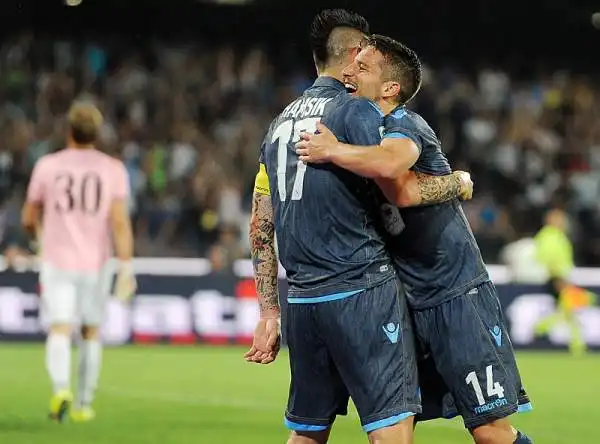 Al San Paolo una doppietta di Mertens e un gol di Gabbiadini rendono vane le due reti di Defrel. Roma a +4 e Lazio a +3, ma c'è il Derby: la Champions è ancora possibile.