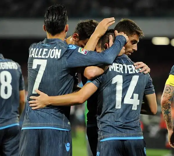 Al San Paolo una doppietta di Mertens e un gol di Gabbiadini rendono vane le due reti di Defrel. Roma a +4 e Lazio a +3, ma c'è il Derby: la Champions è ancora possibile.