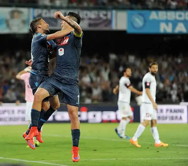 Al San Paolo una doppietta di Mertens e un gol di Gabbiadini rendono vane le due reti di Defrel. Roma a +4 e Lazio a +3, ma c'è il Derby: la Champions è ancora possibile.