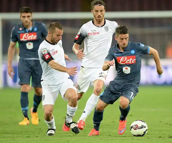 Al San Paolo una doppietta di Mertens e un gol di Gabbiadini rendono vane le due reti di Defrel. Roma a +4 e Lazio a +3, ma c'è il Derby: la Champions è ancora possibile.