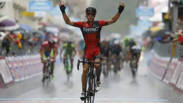 Philippe Gilbert, come da pronostico, vince la 12a tappa (Imola-Vicenza, 190 km) del Giro d'Italia scattando sulla salita finale sotto la pioggia.