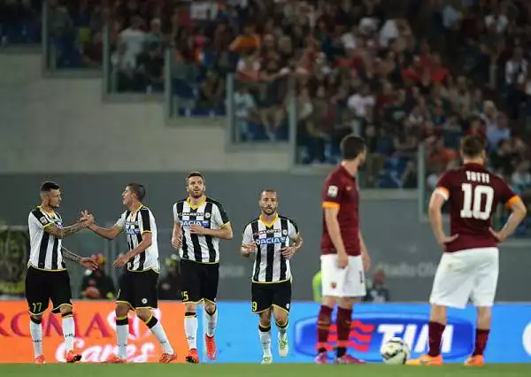 Preziosa vittoria nella corsa al secondo posto per la Roma che ad una settimana dal derby batte 2-1 l'Udinese e supera la Lazio. Di Nainggolan e Torosidis i gol che ribaltano il vantaggio di Perica.