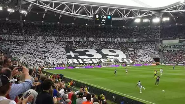 Al minuto 39 (con qualche secondo di anticipo, in verità) di Juventus-Napoli appare uno striscione enorme nella curva bianconera.