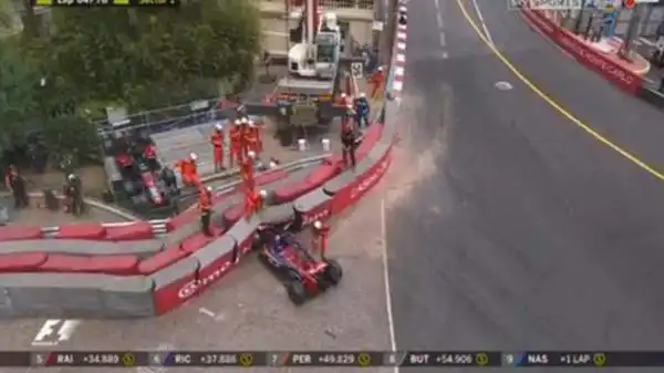 Al 64° giro del Gp di Montecarlo, il diciassettenne pilota della Toro Rosso centra la macchina di Grosjean in fondo al rettilineo e sbatte violentemente di muso contro le barriere di gomma.