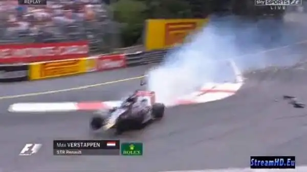 Al 64° l'incidente del 17enne Verstappen, che valuta male una curva e finisce contro a Grosjean, fa saltare in aria una corsa già scritta: la safety car in pista provoca il caos nei box.