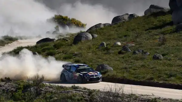 Latvala trionfa in Portogallo. Il pilota finlandese precede il campione del mondo Ogier e Mikkelsen.