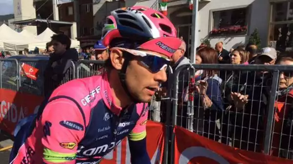 Bis Landa, Contador strapazza Aru. Dopo il successo a Madonna di Campiglio, il corridore della Astana ha vinto anche all'Aprica. La maglia rosa consolida la sua leadership.