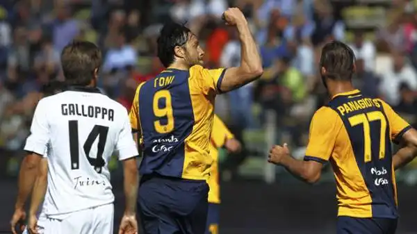 Parma-Verona 2-2. Toni 8. In testa alla classifica cannonieri di serie A a 38 anni. Un finale di carriera memorabile.
