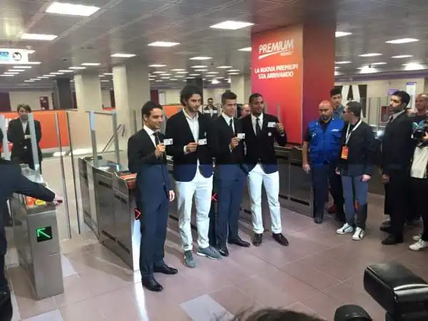 I nerazzurri Ranocchia e Juan Jesus con i rossoneri Bonaventura e Van Ginkel alla presentazione della stazione "SAN SIRO Stadio - Mediaset Premium".