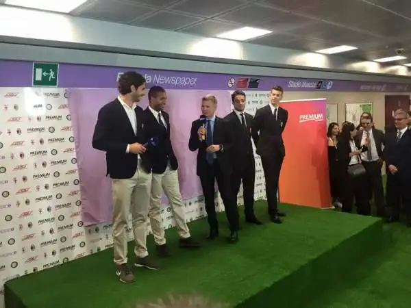 I nerazzurri Ranocchia e Juan Jesus con i rossoneri Bonaventura e Van Ginkel alla presentazione della stazione "SAN SIRO Stadio - Mediaset Premium".