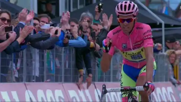 Contador arriva sul traguardo in sesta posizione con 2'25'' minuti di ritardo, ma la maglia rosa è sua: ha vinto il Giro d'Italia 2015.