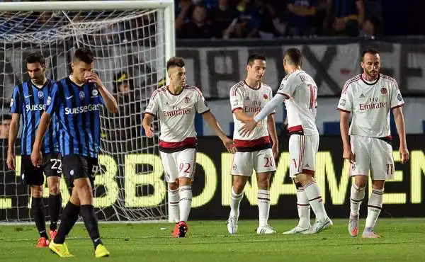 Addio con vittoria per Filippo Inzaghi. A Bergamo i rossoneri superano i nerazzurri in rimonta e chiudono il campionato a quota 52 punti grazie ad un gol di Pazzini e a una doppietta di Bonaventura.