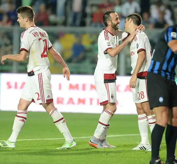 Addio con vittoria per Filippo Inzaghi. A Bergamo i rossoneri superano i nerazzurri in rimonta e chiudono il campionato a quota 52 punti grazie ad un gol di Pazzini e a una doppietta di Bonaventura.