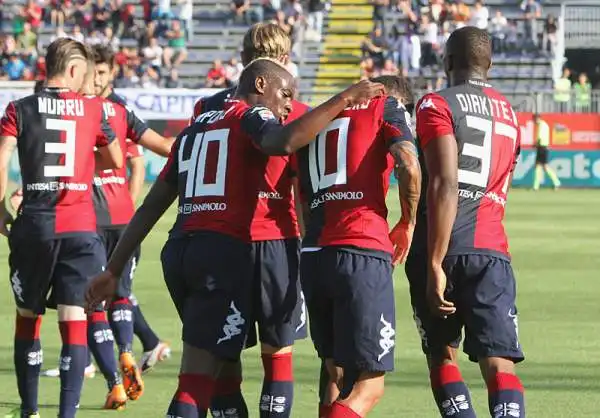 Il Cagliari saluta la Serie A battendo l'Udinese con i gol di Sau, Joao Pedro, M'Poku e un autorete di Fernandes, Augirre, Thereau e lo stesso Fernandes in rete per i friulani.