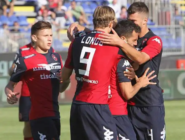 Il Cagliari saluta la Serie A battendo l'Udinese con i gol di Sau, Joao Pedro, M'Poku e un autorete di Fernandes, Augirre, Thereau e lo stesso Fernandes in rete per i friulani.