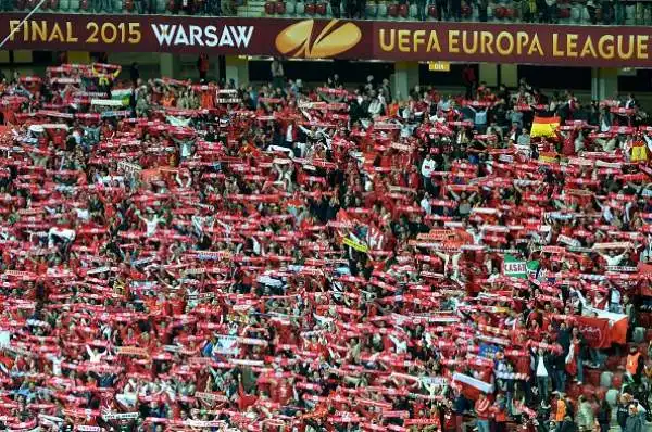 Secondo titolo consecutivo, il quarto in assoluto, per la squadra di Emery che si impone 3-2 in rimonta sul Dnipro nella finale di Varsavia.