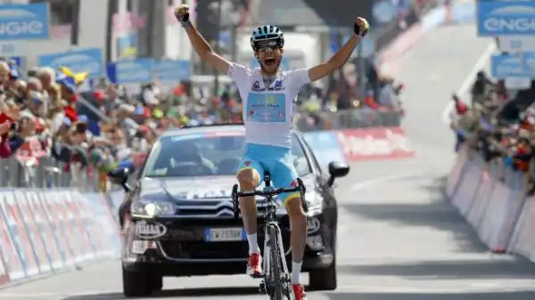 Fabio Aru ha trionfato nella tappa 18 del Giro d'Italia, la Gravellona Toce-Cervinia di 236 km.