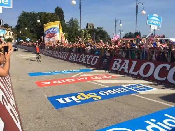 Philippe Gilbert ha tagliato in solitaria il traguardo della 18esima tappa del Giro 2015, Melide-Verbania di 170 km.