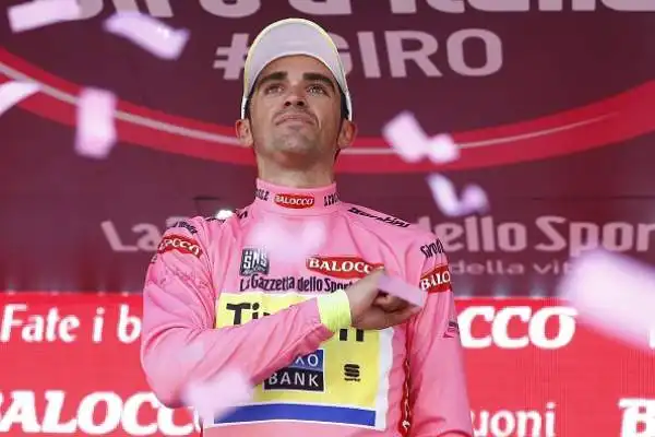 Contador va in crisi, perde terreno, ma riesce a resistere e mantenere la maglia rosa: il Giro d'Italia 2015 è suo.