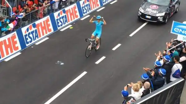 Mikel Landa centra il bis al Giro d'Italia. Dopo il successo a Madonna di Campiglio, il corridore della Astana ha vinto anche all'Aprica.