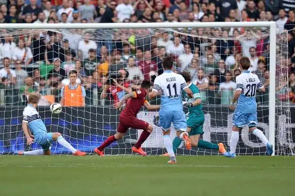 Yanga-Mbiwa gol, doppia gioia Roma. Il difensore segna il 2-1 nel finale del derby (in precedenza erano andati in gol Iturbe e Djordjevic) e regala il secondo posto ai giallorossi.