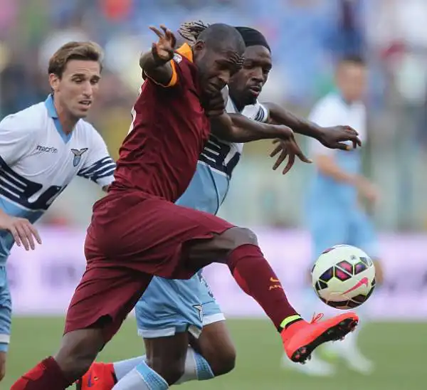 Yanga-Mbiwa gol, doppia gioia Roma. Il difensore segna il 2-1 nel finale del derby (in precedenza erano andati in gol Iturbe e Djordjevic) e regala il secondo posto ai giallorossi.