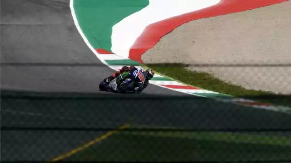 Jorge Lorenzo domina al Mugello e vince il Gran Premio d'Italia, avvicinandosi in classifica generale del Mondiale di MotoGp al compagno di scuderia Valentino Rossi, giunto terzo.