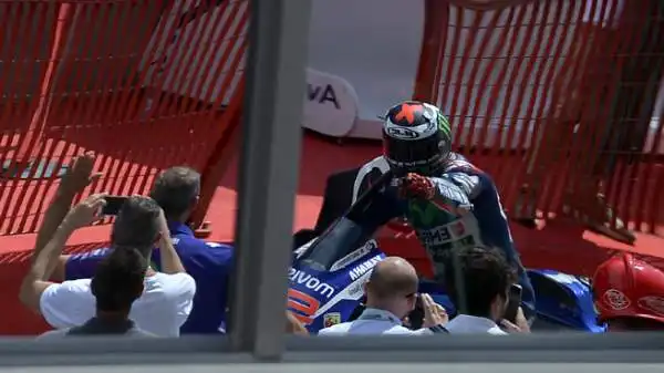 Lorenzo supera immediatamente Iannone e comincia a dettare il ritmo, staccando inesorabilmente le due Ducati. Il centauro della Yamaha comincia una lunga cavalcata in solitario verso il traguardo.